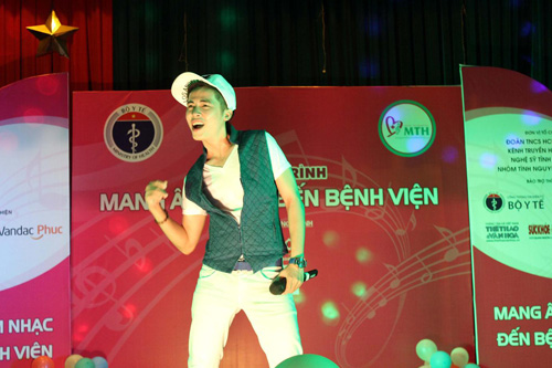 Các nghệ sĩ biểu diễn tại phòng bệnh nhân