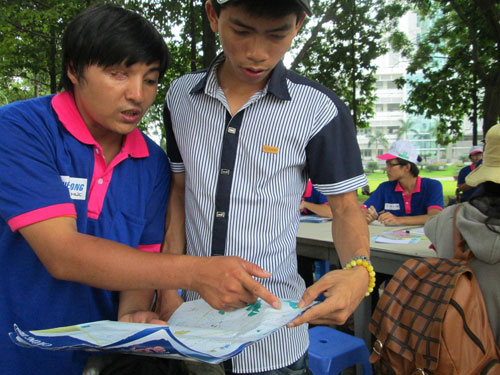 Bùi Văn Phai (áo xanh) đang hướng dẫn đường cho thí sinh