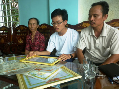 Gia đình Thảo tự hào về những kết quả học tập của em