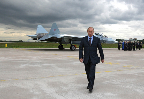 Tổng thống Nga Vladimir Putin trong một chuyến thị sát Sukhoi T-50 - d