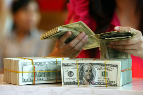 "Sóng" đầu cơ USD
