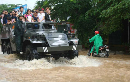 Bộ trưởng Luận cảm ơn quân đội điều xe thiết giáp chở TS đến trường thi