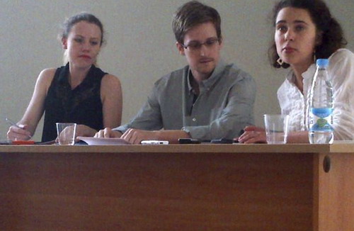 Edward Snowden xuất đầu lộ diện, xin tị nạn ở Nga