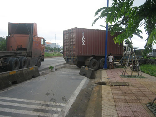 Tài xế ngủ gật, container đâm dải phân cách