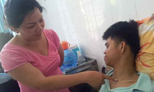 Bắn 5 phát súng truy đuổi theo 2 thanh niên không đội mủ bảo hiểm