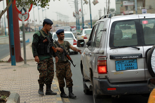 Binh sĩ Yemen kiểm tra xe gần sân bay quốc tế Sanaa - d