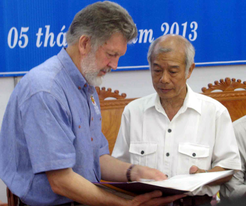 Tiến sĩ Bob Hall, đại diện dự án “Những linh hồn phiêu bạt” trao lại những lá thư bị thất lạc gần 45 năm cho ông Huỳnh Hữu n