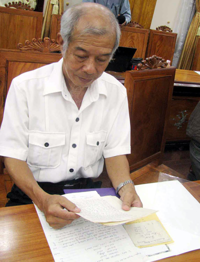 Ông Huỳnh Hữu n nghẹn ngào khi đọc lại những lá thư của mình năm xưa  