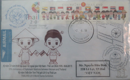 Con tem dài có quốc kỳ 10 nước đã tham gia triển lãm tem thế giới năm 2013 tại Thái Lan của nhà sưu tập Nguyễn Hữu Đính