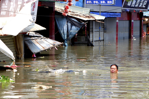 Lũ do bão Utor hoành hành ở Quảng Đông ngày 20.8 - d