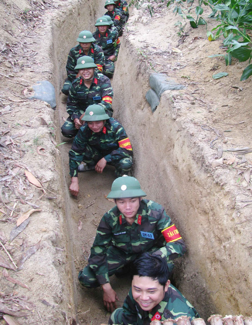 Các chiến sĩ tải thương sẵn sàng khi có thông báo chuẩn bị tiếp nhận thương binh, bệnh binh 