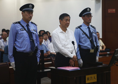 Đồn đoán về ký hiệu bí ẩn của Bạc Hy Lai trước tòa