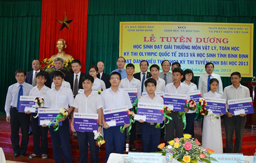 Các đại biểu tham dự và học sinh Bình Định đỗ thủ khoa kỳ thi tuyển sinh đại học năm 2013.
