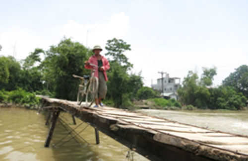 Chênh vênh một cây cầu sông Nhuệ 