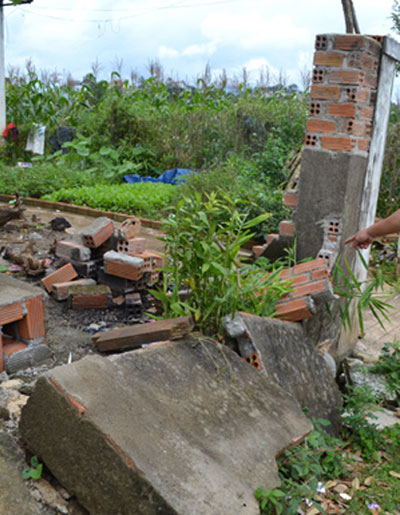 Sụt lún đất gây nứt nhà, sập tường rào 3