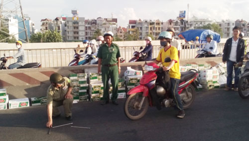 Xe tải chở bia lật trên cầu Sài Gòn, tài xế nhập viện 1
