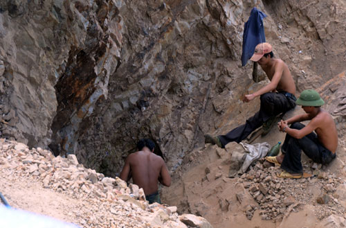 Vụ sạt lở bãi vàng ở Lào Cai: Chính quyền "bó tay" trước vàng tặc