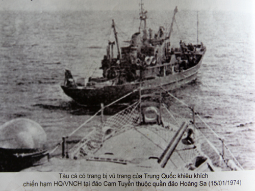 Tàu cá có vũ trang của Trung Quốc khiêu khích chiến hạm Quân lực Việt Nam Cộng Hòa tháng 1.1974 - Ảnh tư liệu chụp lại từ Kỷ yếu Hoàng Sa