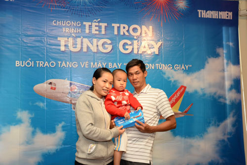 Cả ba thành viên trong gia đình anh chị Trần Lương Nam - Nguyễn Thị Kim Liên đều may mắn nhận vé máy bay miễn phí - Ảnh: Diệp Đức Minh