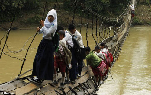 Một chiếc cầu bắc qua sông ở Indonesia - Ảnh: Reuters