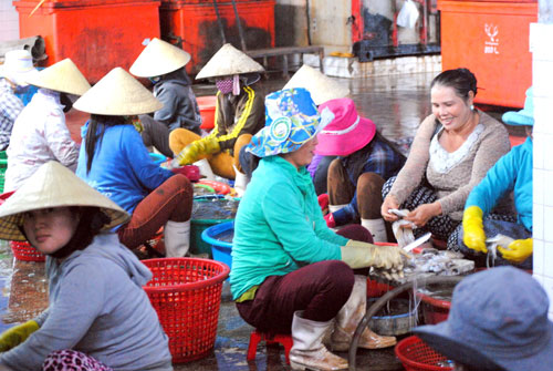 1. Mỗi lúc rảnh rỗi, chị Mai (bên phải) xuống xưởng phụ giúp cho chị em lao động.1