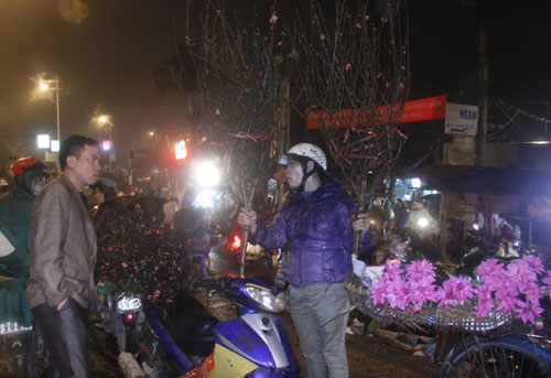 Hối hả chợ hoa đêm phiên cuối năm