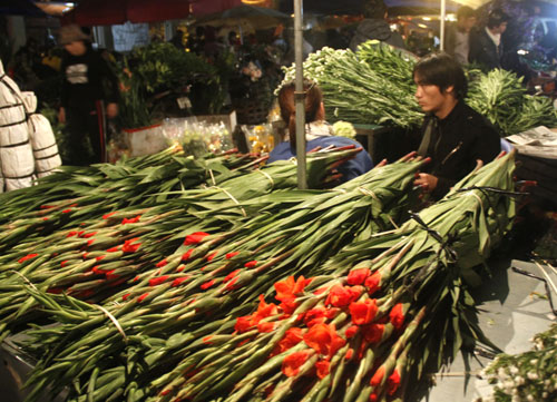 Hối hả chợ hoa đêm phiên cuối năm