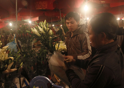 Hối hả chợ hoa đêm phiên cuối năm