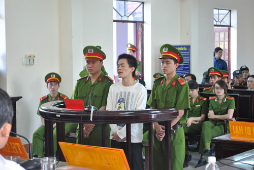 Xét xử vụ án thuê giang hồ “xử” chồng bằng súng 1