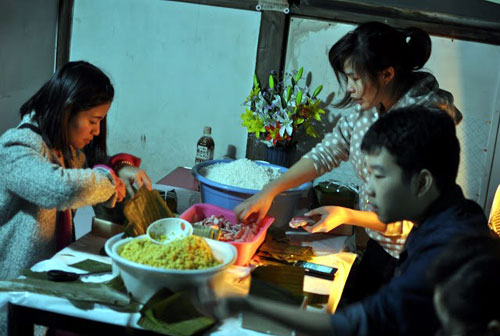Bánh chưng nhân ái gây quỹ giúp trẻ em nghèo