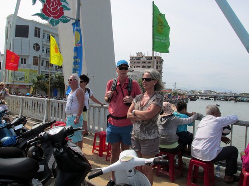 Rất nhiều du khách nước ngoài đang cư trú tại Mũi Né được các resort tổ chức đưa đi xem lễ hội đua thuyền truyền thống trên sông Cà Ty (Quế Hà)