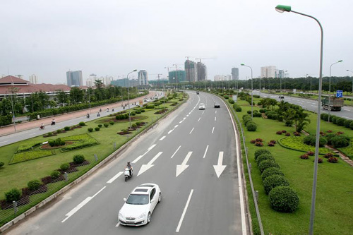 Người dân đi trên đại lộ Thăng Long phần cao tốc có thể sẽ phải đóng phí nếu đề xuất của Hà Nội được thông qua - Ảnh: Ngọc Thắng