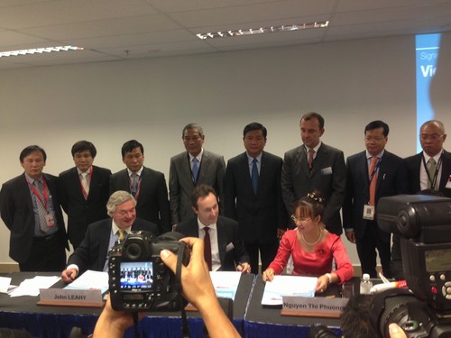 Lễ ký được thực hiện giữa Phó Chủ tịch kiêm Tổng giám đốc Vietjet Air Nguyễn Thị Phương Thảo và Chủ tịch kiêm Tổng giám đốc Airbus Fabrice Brégier, với sự chứng kiến của Bộ trưởng Giao thông Đinh La Thăng
