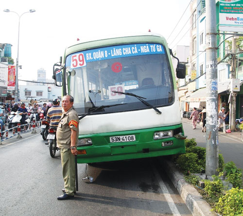 Mất thắng, xe buýt gây tai nạn liên hoàn