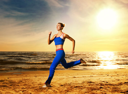 Vận động ngoài trời dưới ánh sáng mặt trời có thể giúp giảm chứng tăng huyết áp - Ảnh: Shutterstock