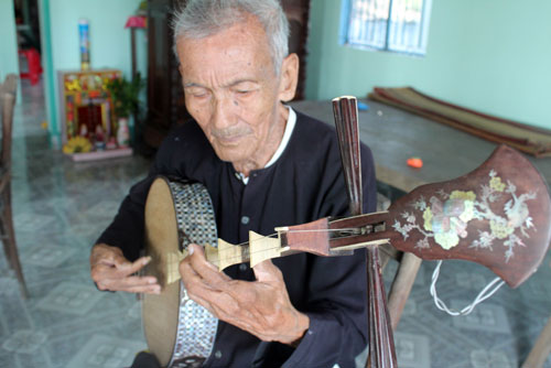 Nghệ nhân Tư Bền với ngón đờn kìm vang bóng một thời - Ảnh: Tiến Trình