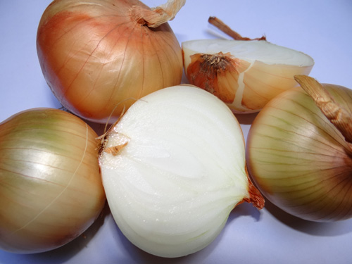 Hành tây, cà rốt... là thực phẩm có thể giúp xoa dịu cơn đau khớp - Ảnh: Minh Khôi