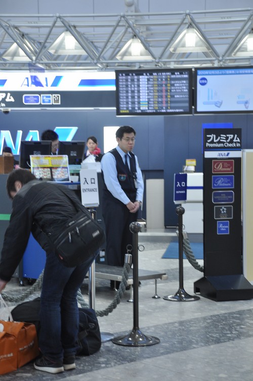 Cách mà một nhân viên vui vẻ như là an ninh soi chiếu ở sân bay New Chitose đứng đợi hành khách chuyển hành lý vào máy soi. Ở họ toát lên vẻ chuyên nghiệp, thái độ phục vụ chứ không phải quản lý hay kiểm soát, tôn trọng, thậm chí là lễ phép