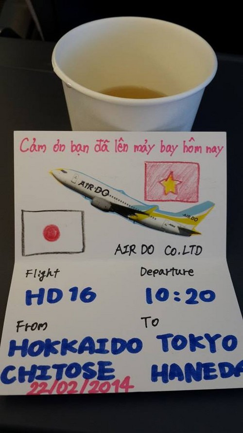 Chiếc thiệp nhỏ được cô tiếp viên hãng Air Do đến gởi tận ghế ngồi khi biết chuyến bay có đoàn khách Việt Nam lần đầu đến Hokkaido (phía bắc Nhật Bản)