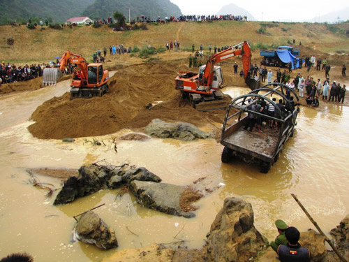 Những hình ảnh “độc” về gốc gỗ huê khủng ở Quảng Bình