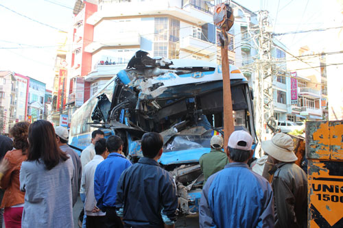 Xe du lịch đâm vào nhà dân