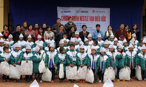 Trao tặng 300 áo ấm cho học sinh nghèo 1