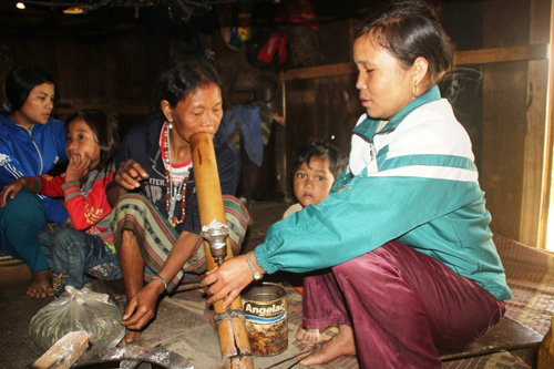 Thăm làng phụ nữ hút thuốc lào