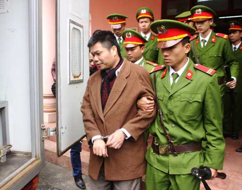 Cao Xuân Thiện bị dẫn giải ra xe về trai giam.