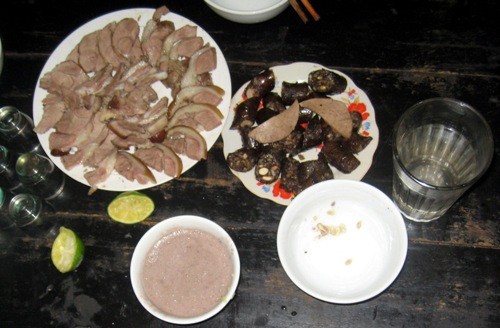Cho dù bạn ủng hộ hay phản đối ăn thịt chó, hình ảnh liên quan sẽ khiến bạn bất ngờ với sự độc đáo của món ăn này tại Việt Nam. Chính vì thế, hãy cùng tìm hiểu về văn hóa ẩm thực của đất nước Việt Nam và thảo luận về chủ đề này một cách khách quan.