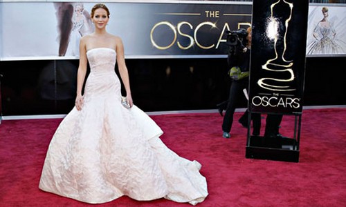 Từ thảm đỏ cho tới sân khấu trao giải, nữ diễn viên xuất sắc nhất của Oscar 2013 Jennifer Lawrence cũng không thể khiến người ta ngừng trầm trồ vì sự lộng lẫy của mình trong chiếc váy bồng bềnh nhiều tầng như một nàng công chúa do Christian Dior thiết kế