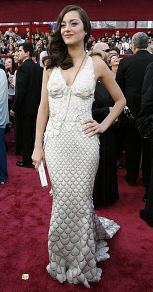 Không chỉ gây ấn tượng ở Oscar 2008 với giải thưởng nữ diễn viên xuất sắc nhất với vai diễn trong phim La vie en rose, minh tinh Marion Cotillard còn thu hút sự chú ý của các phóng viên ảnh bởi bộ váy với họa tiết vảy cá và đuôi váy dài duyên dáng