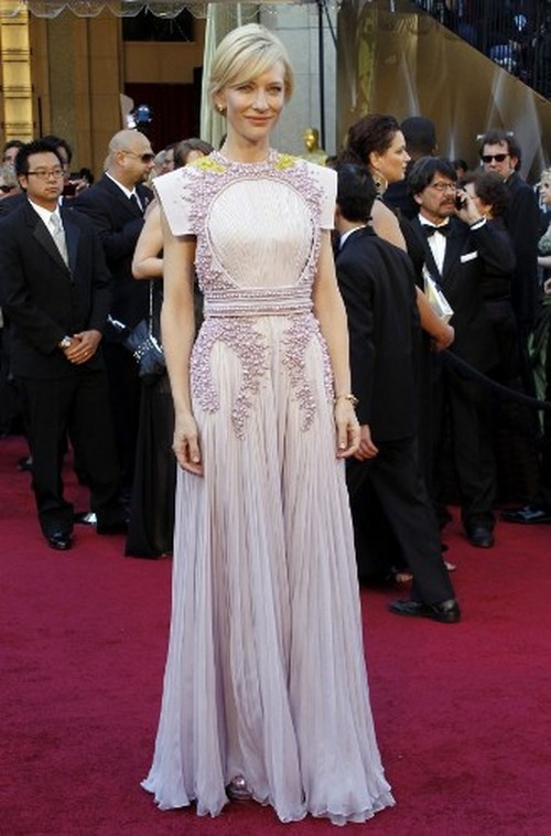 Nữ diễn viên Cate Blanchett cực kì nổi bật ở Oscar 2011 trong thiết kế độc đáo của Riccardo Tisci với họa tiết lạ mắt và phần vai vuông sáng tạo