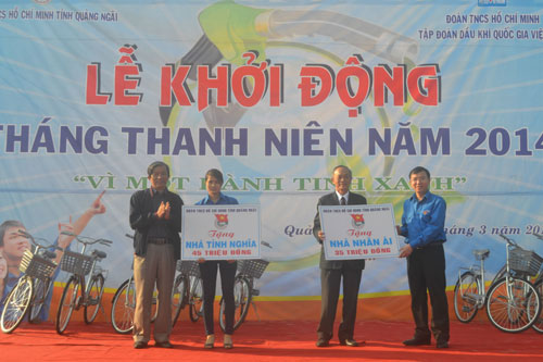 Bí thư T.Ư Đoàn Đặng Quốc Toàn (bên phải) cùng lãnh đạo Ủy ban MTTQ tỉnh Quảng Ngãi trao biểu trưng xây nhà nhân ái cho 2 hộ nghèo ở H.Sơn Tịnh