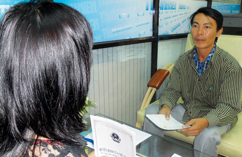 Anh Nguyễn Trọng Nghĩa trình bày sự việc tại tòa soạn Báo Thanh Niên - Ảnh: Bùi Chiến